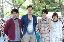 公開記者会見に出席したアルコ＆ピース、剛力彩芽、大原櫻子（左から）。