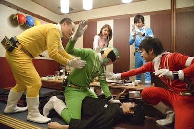 ヒーロードラマ「乾杯戦士 アフターV」第4話 (c)「乾杯戦士 アフターV」製作委員会