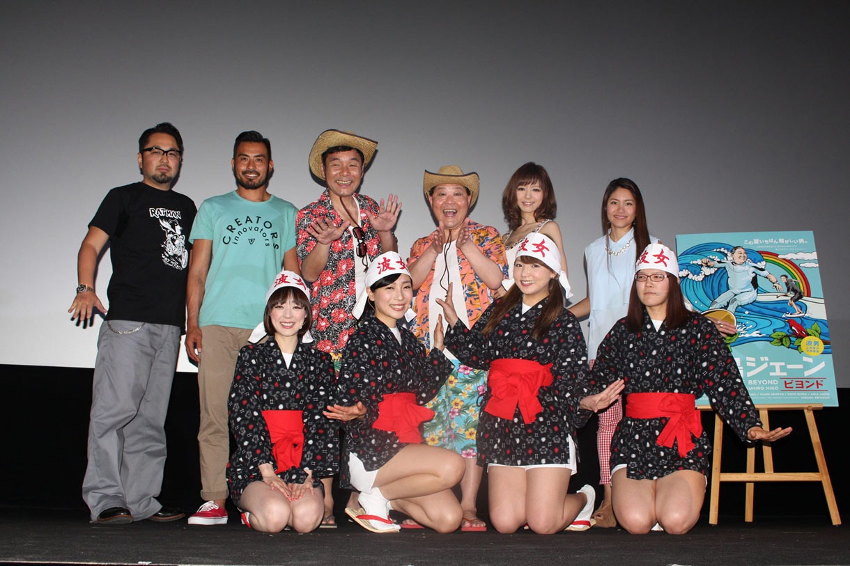 映画「上島ジェーンビヨンド」初日舞台挨拶に登壇したダチョウ倶楽部・肥後、上島（後列3人目、4人目）ら。
