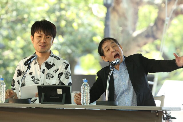 「土田晃之 日曜のへそ」公開生放送にゲスト出演した萩本欽一（右）。