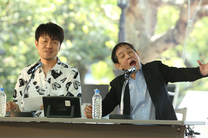 「土田晃之 日曜のへそ」公開生放送にゲスト出演した萩本欽一（右）。