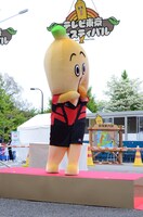 卓球のユニフォーム姿でスマッシュのポーズをとるナナナ。