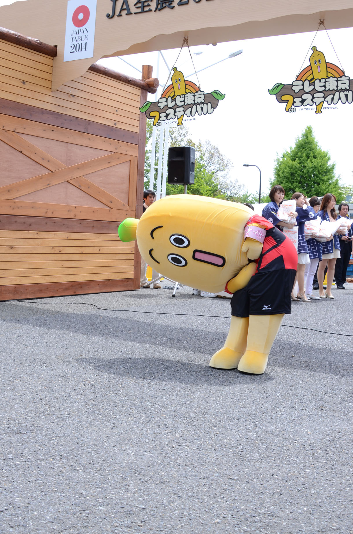 「７」のポーズをとるナナナ。