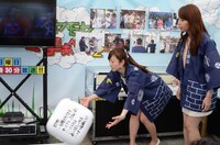 「モヤモヤさまぁ～ず２」ブースでとれ高サイコロを転がす狩野恵里アナウンサー（左）。