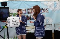 「モヤモヤさまぁ～ず２」のブースを紹介する狩野恵里アナウンサーと須黒清華アナウンサー。