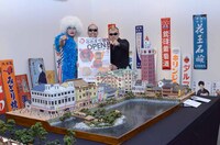 （左から）梅垣義明、が～まるちょば。