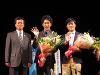 長野・上田映劇にて行われた映画「青天の霹靂」凱旋会見に出席した母袋創一上田市長、大泉洋、劇団ひとり。