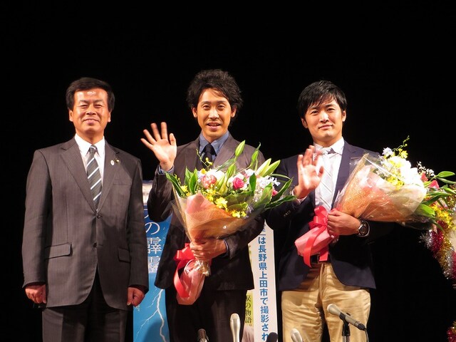 長野・上田映劇にて行われた映画「青天の霹靂」凱旋会見に出席した母袋創一上田市長、大泉洋、劇団ひとり。