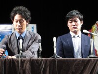 市長が出席する会見のためか緊張した空気に「空気が固いね」と言いながらマイクのセッティングを手伝う大泉。