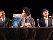 手紙で盛り上がる市長と大泉。