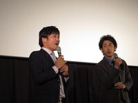 見覚えのあるエキストラを見つけ嬉しそうな劇団ひとり。