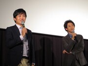 観客とのトークを楽しむひとりと大泉。