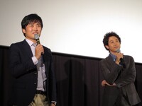 観客とのトークを楽しむひとりと大泉。