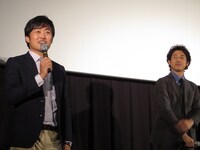 普段あまりしゃべらないひとりの意気揚々としたトークを見つめる大泉。