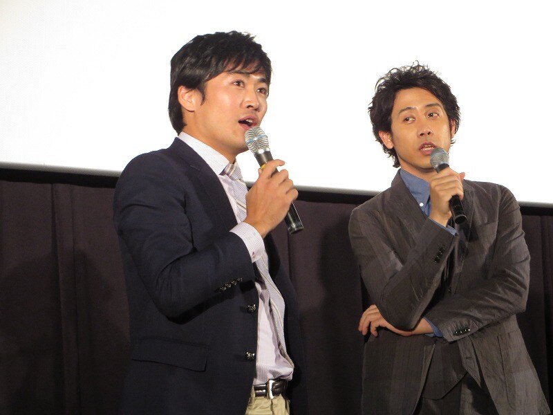 エキストラの話で盛り上がる劇団ひとりと大泉洋。