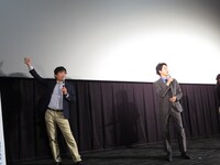 赤い服の美女を探そうとするひとり。