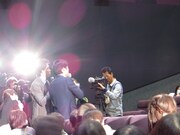 見つけた美女の元に駆け寄るひとりと大泉。