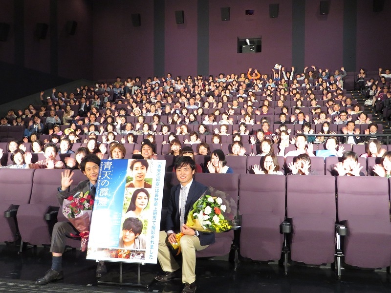 長野・TOHOシネマズ上田にて行われた映画「青天の霹靂」凱旋舞台挨拶に出席した劇団ひとり（右）と大泉洋（左）。