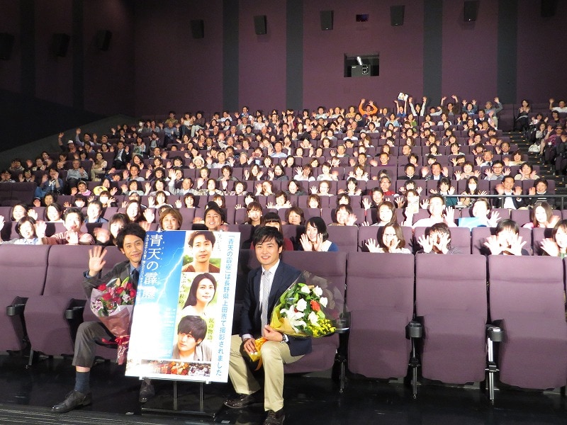 長野・TOHOシネマズ上田にて行われた映画「青天の霹靂」凱旋舞台挨拶に出席した劇団ひとり(右)と大泉洋(左)。