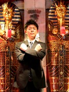 「超ムーの世界」でMCを務める島田秀平。(c)エンタメ～テレ