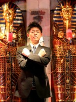 「超ムーの世界」でMCを務める島田秀平。(c)エンタメ～テレ