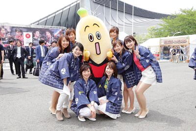 テレビ番組のキャラクター・ナナナとテレビ東京アナウンサーたち。（ナナナの左隣から反時計回りに）倉野麻里、須黒清華、水原恵理、塩田真弓、松丸友紀、狩野恵里、白石小百合、繁田美貴。