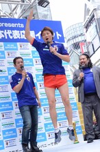 持ちギャグの「自分ドリブル」を披露するサバンナ八木。