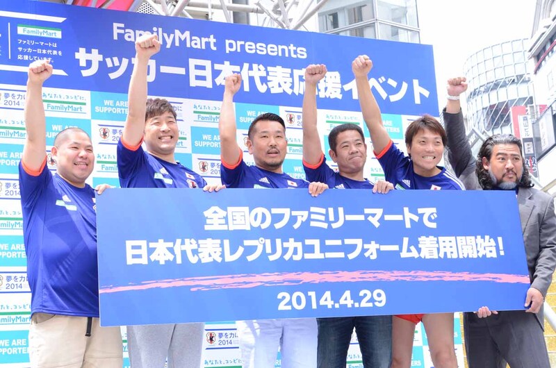 「FamilyMart presents 渋谷109サッカー日本代表応援イベント」に登場した三瓶、あべこうじ、FUJIWARA、サバンナ八木、ストロベビー・ディエゴ（左から）。