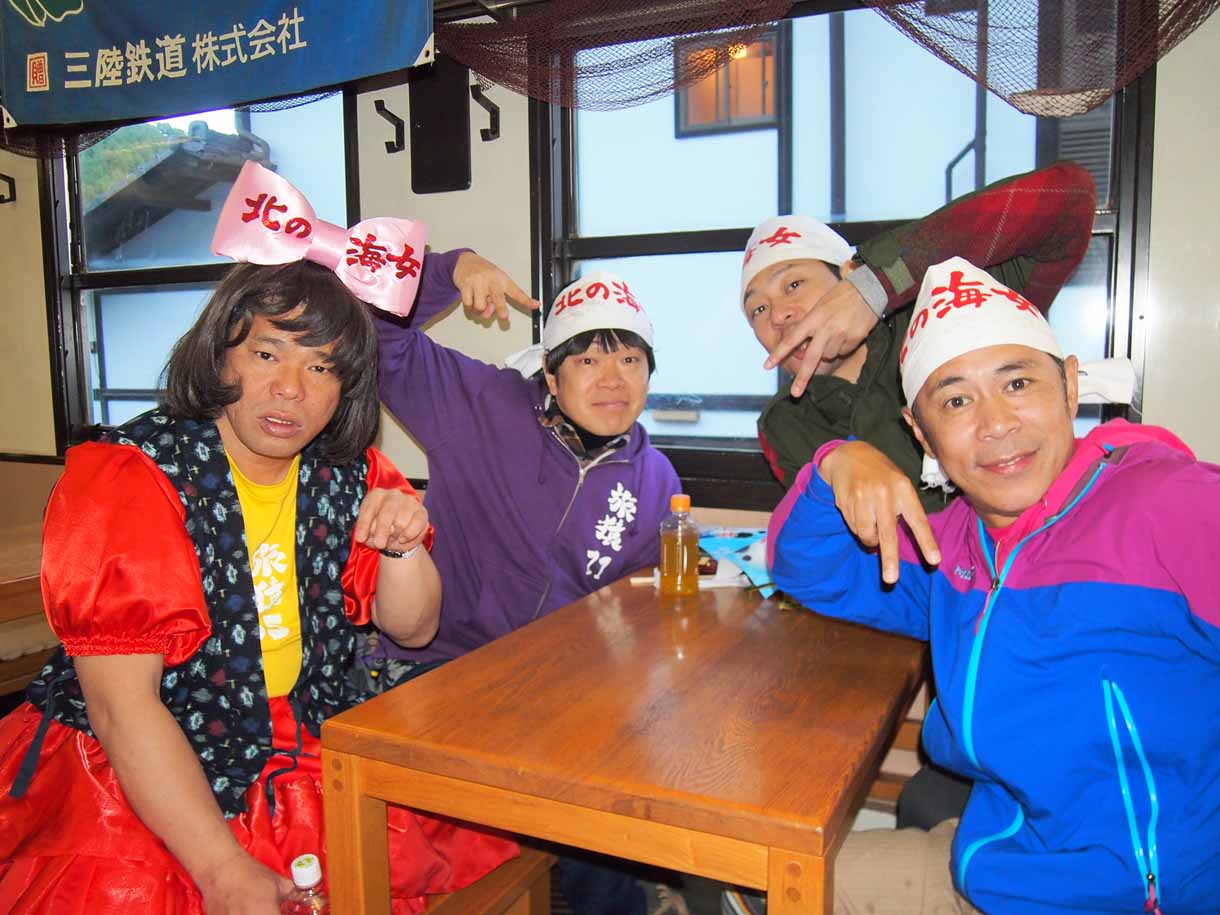 DVD「東野・岡村の旅猿4 プライベートでごめんなさい… 岩手県・久慈 朝ドラ ロケ地巡りの旅 ドキドキ編＆鴨川・小湊温泉で忘年会 プレミアム完全版」のワンシーン。