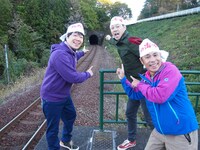 DVD「東野・岡村の旅猿4 プライベートでごめんなさい… 岩手県・久慈 朝ドラロケ地巡りの旅 ワクワク編」のワンシーン。