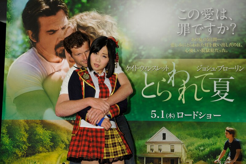 映画「とらわれて夏」の公開直前イベントに登場したキンタロー。。写真後方は作中の脱獄犯役のジョシュ・ブローリンを模した男性。