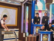 まだルールを知らない状況で札が上がり思わず立ち上がったオードリー。