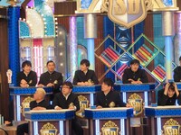 「クイズ!? 正解は出さないで」でルールを知らされた瞬間の出演者たち。