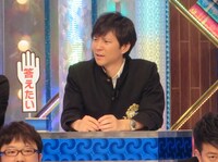 顔をしかめるアンジャッシュ渡部。