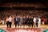 ライブのエンディングで、客席をバックに記念撮影に応じた出演芸人たち。