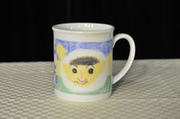 原西の娘が幼稚園の年長の頃に原西にプレゼントしたマグカップ。