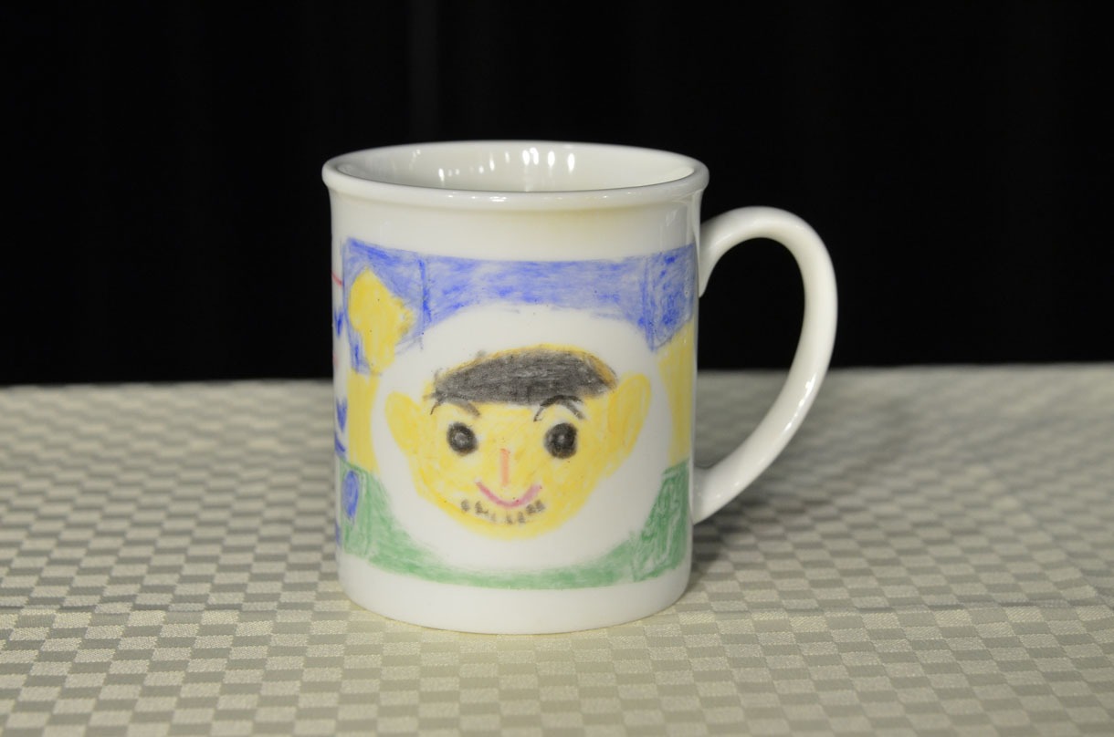 原西の娘が幼稚園の年長の頃に原西にプレゼントしたマグカップ。