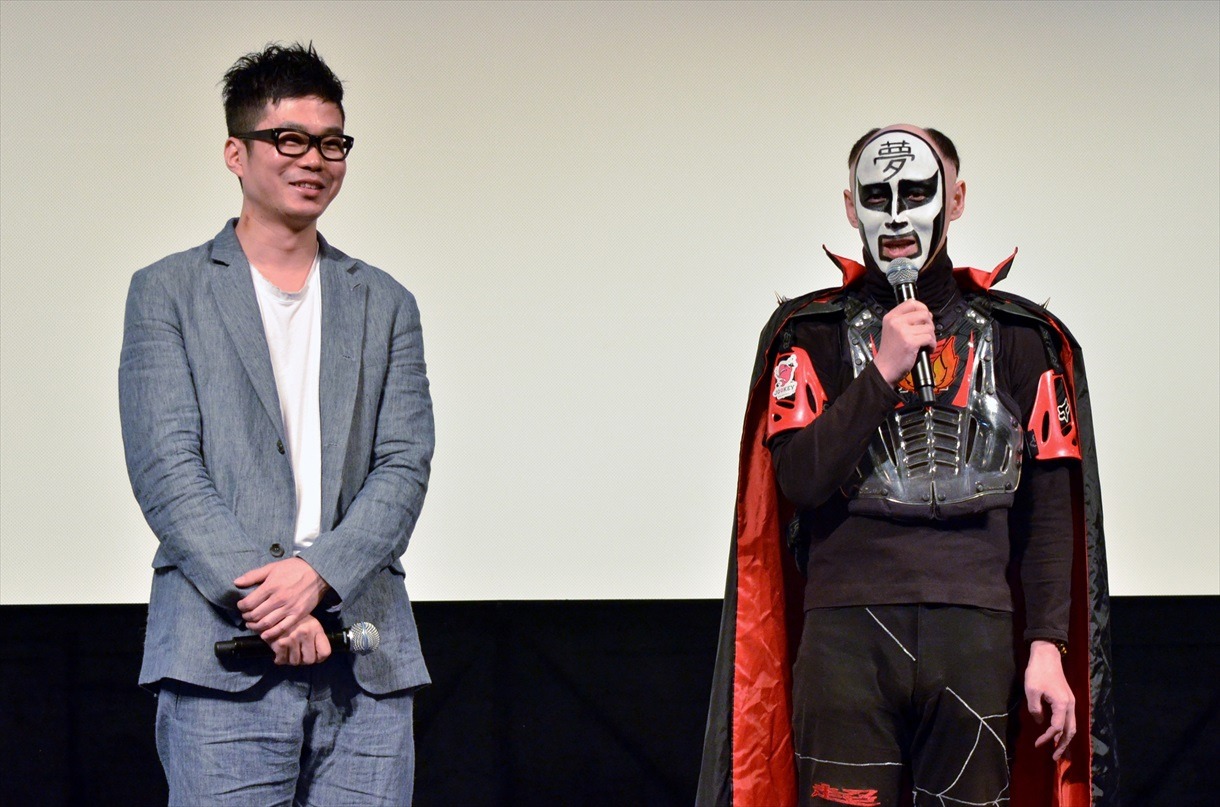 （左から）水野敬也、鉄拳。