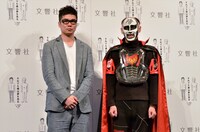 （左から）水野敬也、鉄拳。