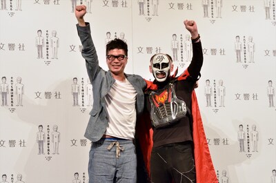 書籍「それでも僕は夢を見る」の上映会イベントに出演した、鉄拳（右）、水野敬也（左）。