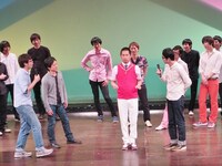 エルシャラカーニ・しろうが新衣装の赤いベストに赤タンクトップを重ね着して「トマトッ」初披露。