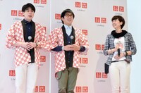ユニクロ 御徒町店のスタッフ（右）とともに声出しの練習をする平成ノブシコブシ。