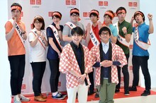 ユニクロ 御徒町店のオープンを記念した「ワラバイト」任命式に出演する平成ノブシコブシ（手前）らよしもと芸人たち。