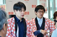 本日10時の開店とあわせて接客に臨む平成ノブシコブシ。