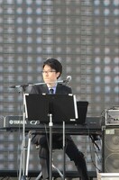 「マジ歌ミニライブ」の大竹マネージャー。