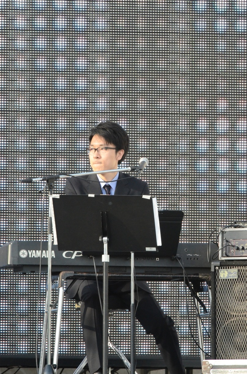 「マジ歌ミニライブ」の大竹マネージャー。