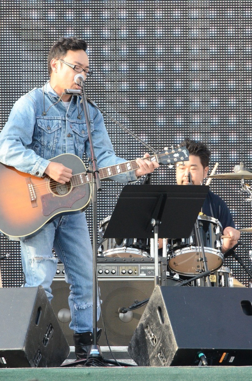 「マジ歌ミニライブ」の東京03・角田と風間カメラマン（奥）。