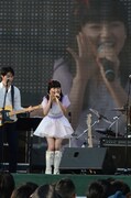 「マジ歌ミニライブ」にサプライズで登場した小池美由。