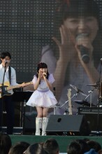 「マジ歌ミニライブ」にサプライズで登場した小池美由。