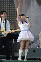 1人でコール＆レスポンスを完結させる小池美由。